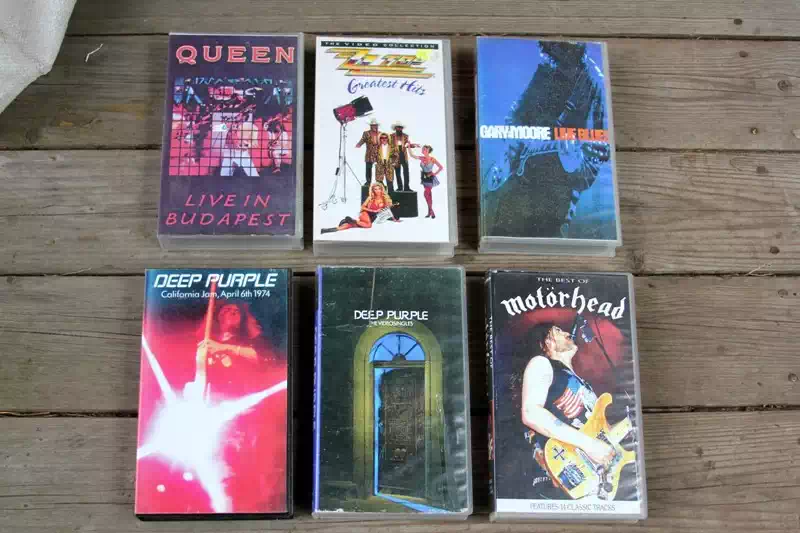 Шесть винтажных VHS видеокассет c записанными на них музыкальными концертами известных групп 