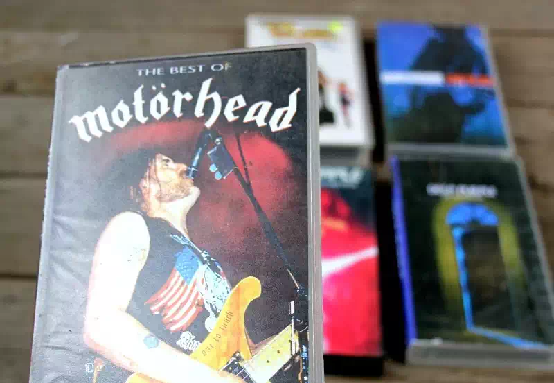 VHS видеокассета с записью концерта группы Motorhead The Best Off  в жестком футляре