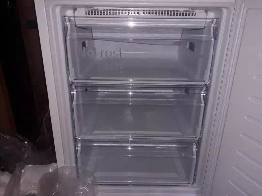 Морозильное отделение холодильника BOSCH KGN, вид на ящики морозилки