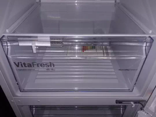 Зона свежести холодильника BOSCH KGN, ящик из зоны свежести беспроблемно выдвигается и задвигается внутрь