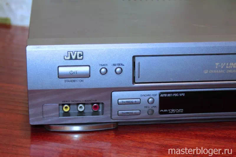 Видео и аудио входы RCA на лицевой части видеомагнитофона JVC HR-DD868EU