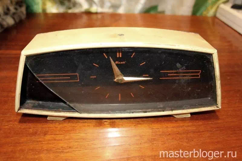 "Маяк" - настольные механические часы производства Сердобского Часового Завода