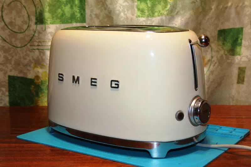 Тостер SMEG поле ремонта нагревательной зоны. В тостере была  произведена замена нихромовой шины для нагревания тостов. 