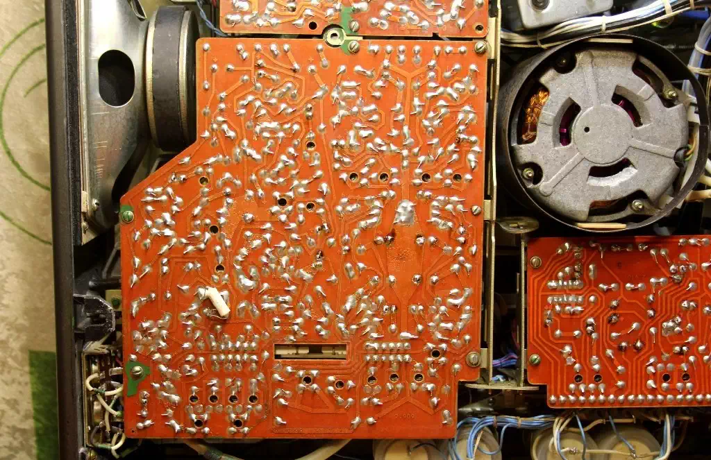 Усилитель записи-воспроизведения катушечного магнитофона Астра 110-1 содержит большое количество электролитических конденсаторов типа к50-6 которые необходимо заменить на качественный импорт