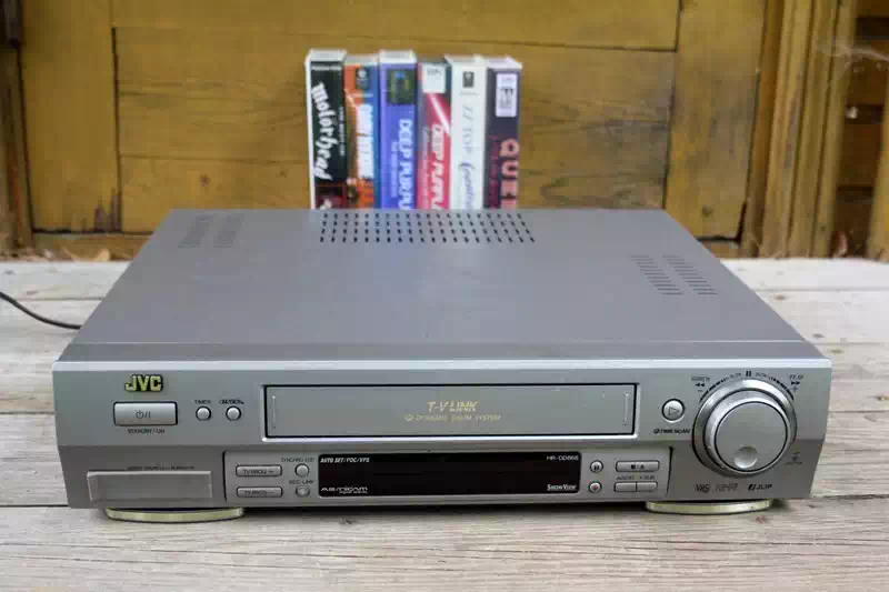 Винтажный VHS видеомагнитофон JVC HR-DD868EU Hi-Fi Stereo с видеокассетами найденными на улице