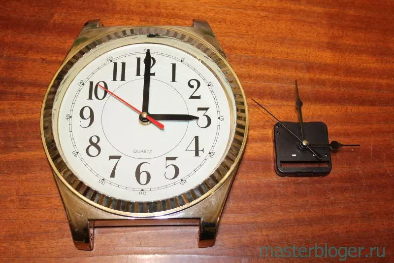 "Золотые" часы из 90-х с новым механизмом, справа оригинальный механизм
