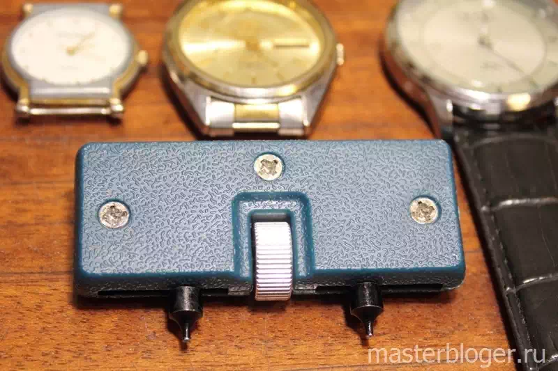 Часовой ключ для снятия крышки часов имеет регулировку под разный размер часов